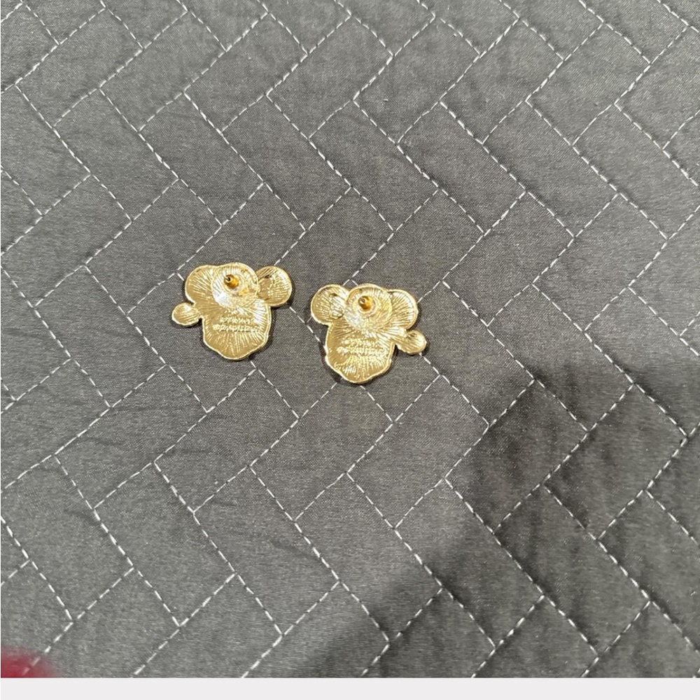 BaubleBar Minnie Mouse holiday
Earrings - Picture 3 of 3